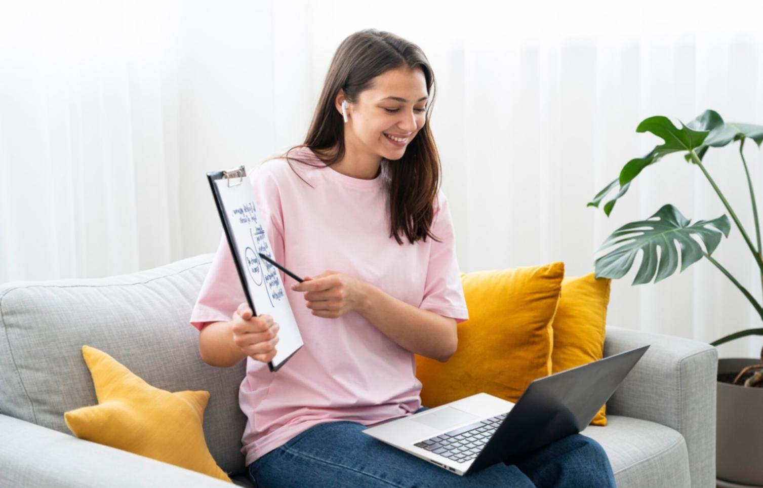 Séance de travail collaboratif sur l'analyse financière avec documents et graphiques