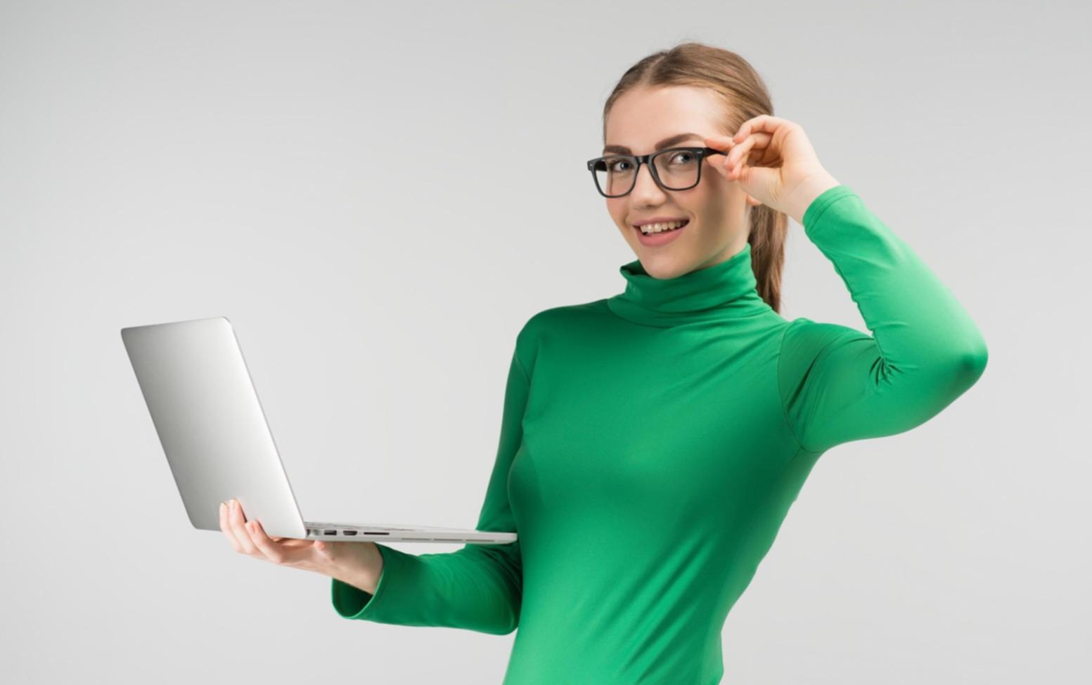Espace de travail moderne avec ordinateur portable et documents financiers