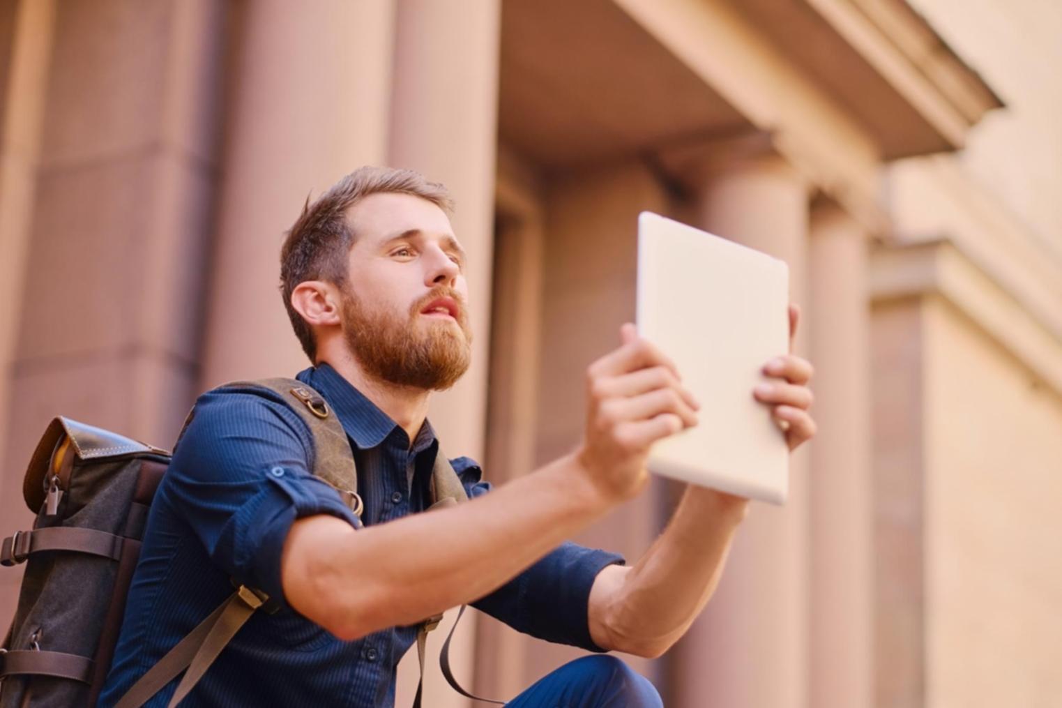 Tablette affichant des graphiques financiers et données analytiques